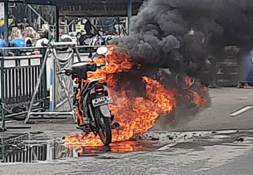 ilustrasi motor terbakar