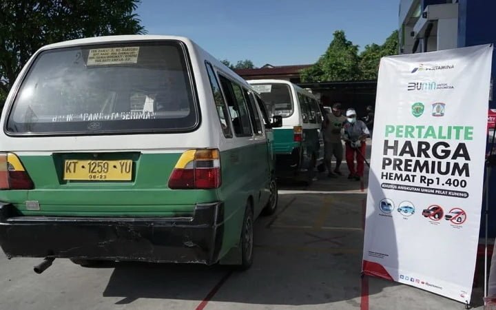 Antrean kendaraan membeli Pertalite dengan harga khusus di jalur khusus yang telah disediakan pada SPBU yang berpartisipasi/Istimewa