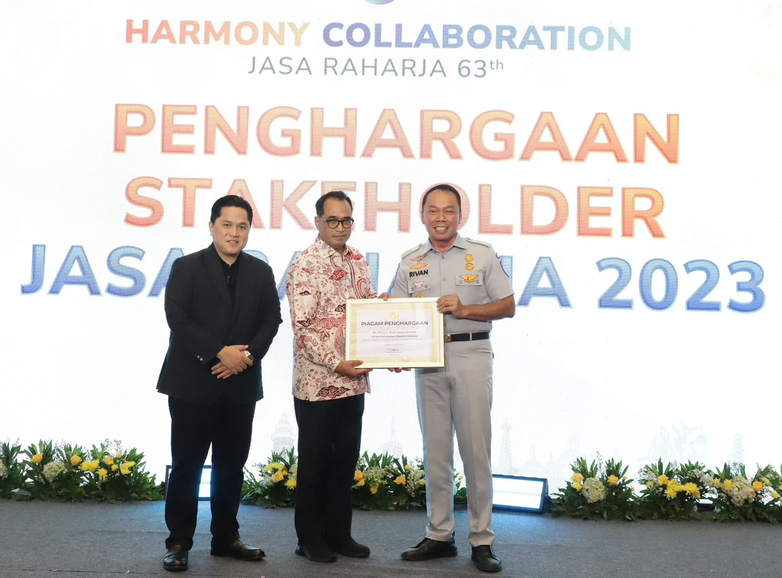 63 Tahun Jasa Raharja Berikan Penghargaan Kepada Stakeholders dan Mitra Kerja yang Konsisten Mendukung Tugas dan Fungsi Perusahaan PROKALTIM 1 WhatsApp Image 2024 01 07 at 07.48.32 63 Tahun Jasa Raharja Berikan Penghargaan Kepada Stakeholders dan Mitra Kerja yang Konsisten Mendukung Tugas dan Fungsi Perusahaan PROKALTIM