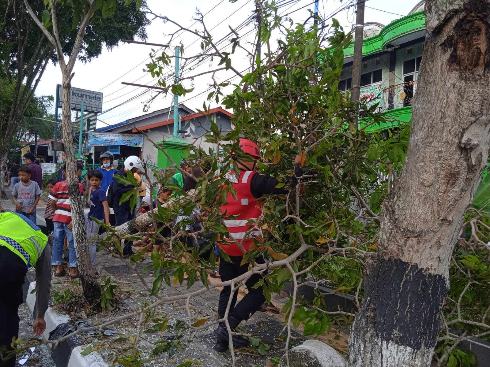 WhatsApp Image 2024 01 19 at 00.00.03 Laka Tunggal Angkot di Gn. Bakaran Balikpapan, Brimob Batalyon A Bantu Evakuasi PROKALTIM
