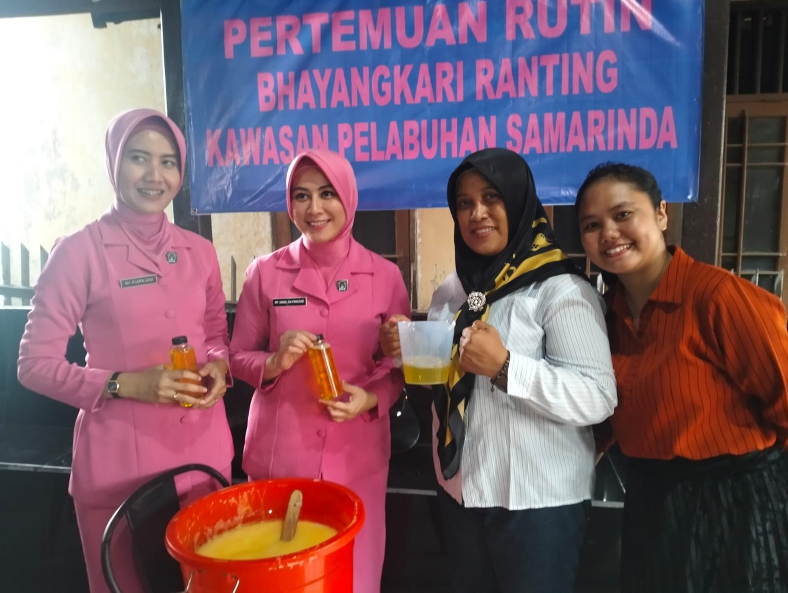Antusias Bhayangkari Kawasan Pelabuhan Samarinda Pelatihan Membuat Sabun Cuci Piring PROKALTIM 1 Botol berisi cairan kuning (sabun) hasil kegiatan Bhayangkari Ranting Kawasan Pelabuhan Samarinda. (Foto: Ps)