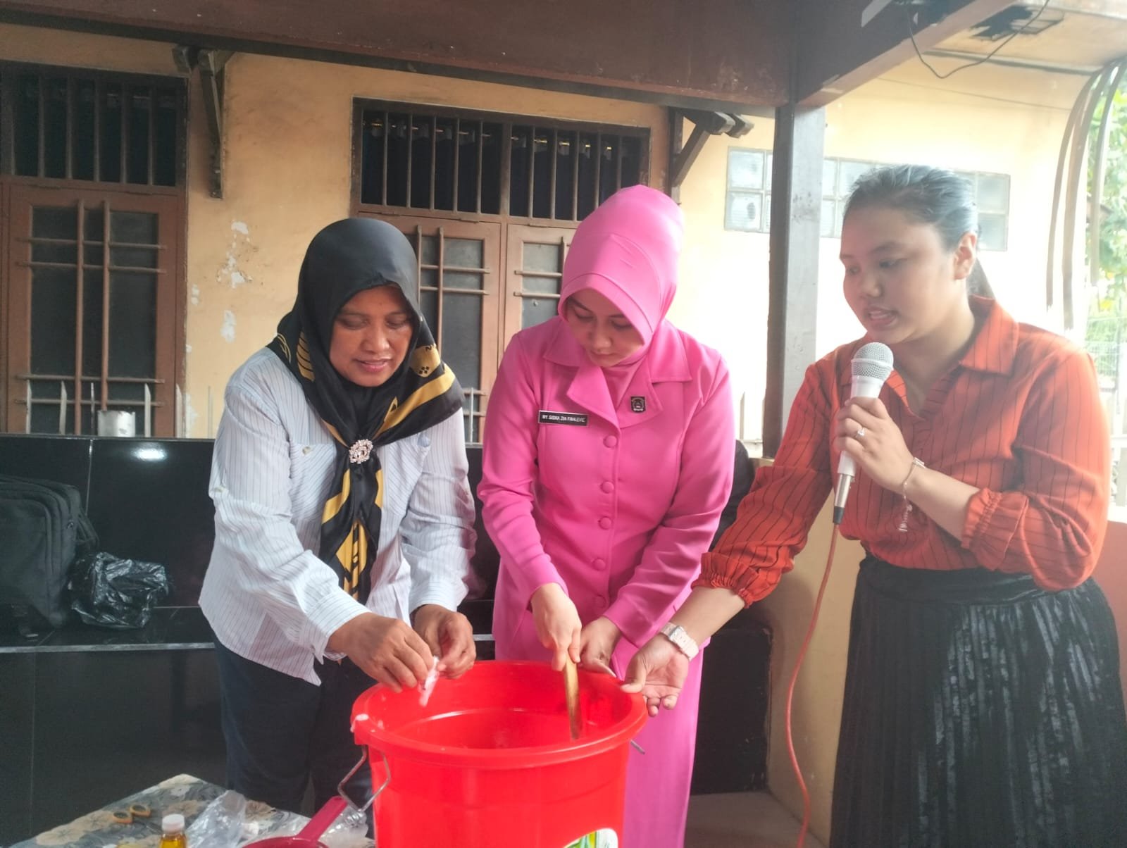 Antusias Bhayangkari Kawasan Pelabuhan Samarinda Pelatihan Membuat Sabun Cuci Piring PROKALTIM 2 Proses pembuatan sabun menggunakan cara manual (diaduk).