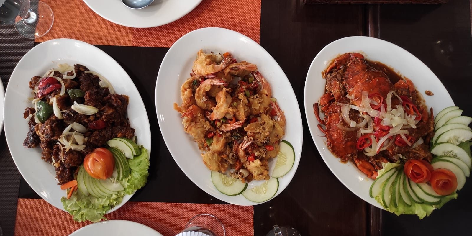 Kepiting Saos Lestari, Udang Cabe Garam dan Cumi Lada Hitam (Foto : to)