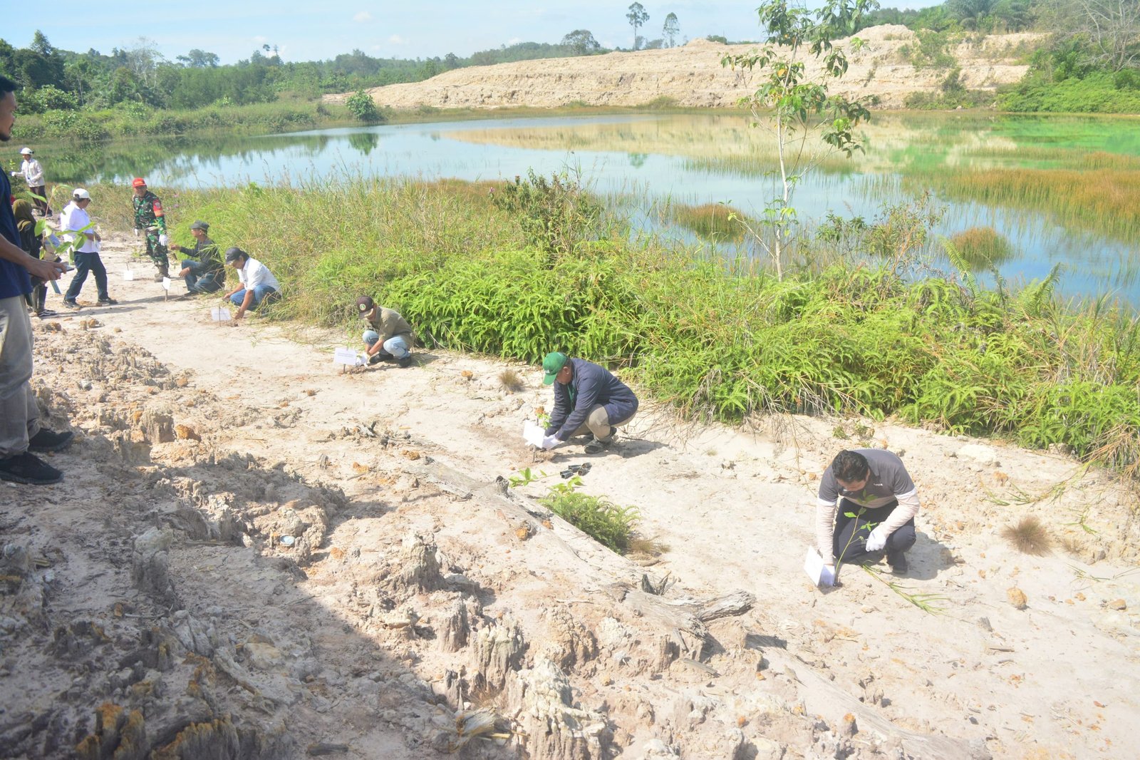 Apical Semarakkan HUT ke-127 Kota Balikpapan melalui Kegiatan Penanaman Pohon di Bendungan Sungai Wain PROKALTIM 2 Apical Balikpapan, melalui PT Kutai Refinery Nusantara (KRN), memeriahkan Hari Ulang Tahun (HUT) ke-127 Kota Balikpapan dengan kegiatan penanaman pohon di sekeliling Bendungan Sungai Wain