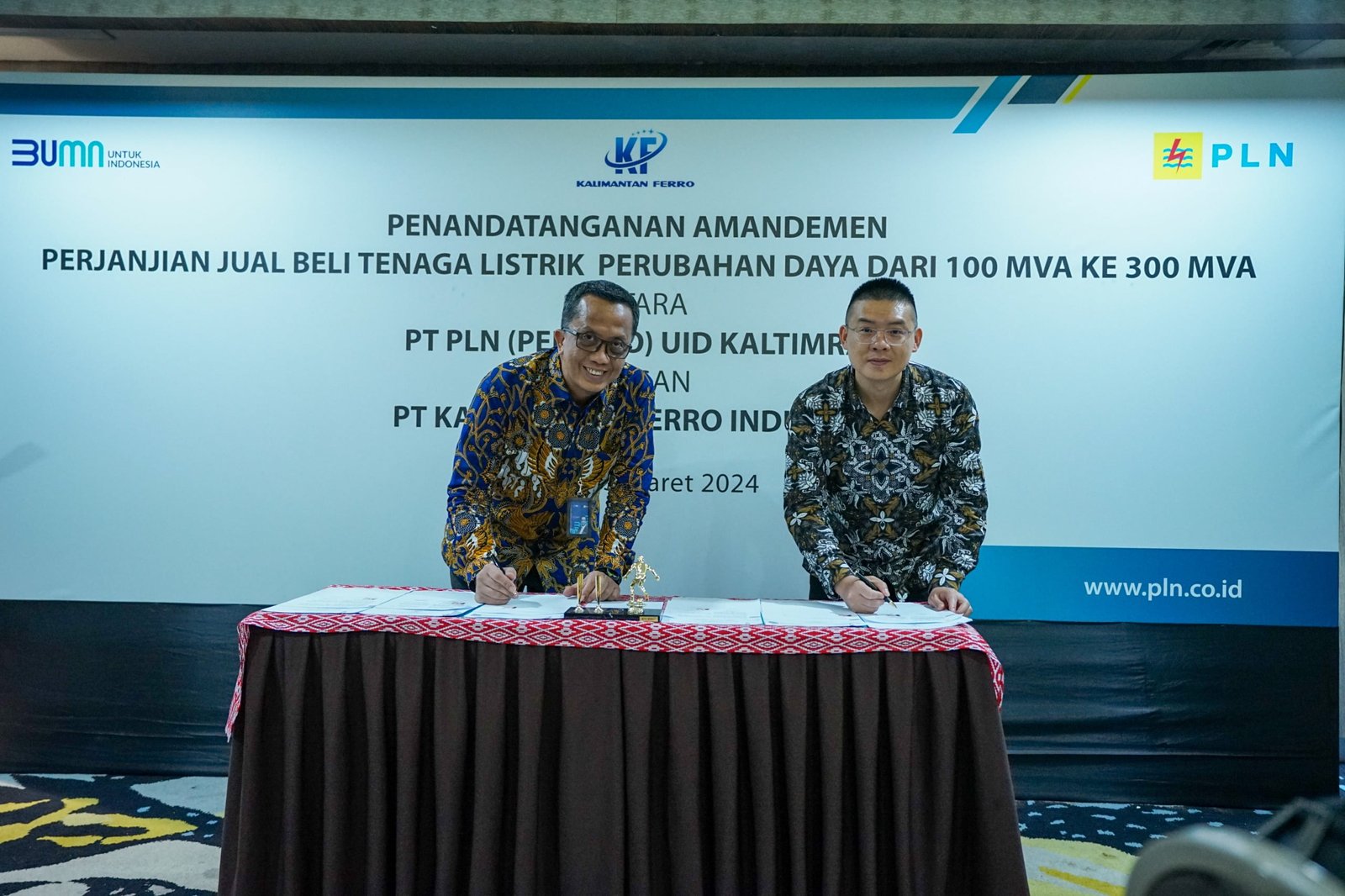 General Manager PLN Unit Induk Distribusi Kalimantan Timur dan Kalimantan Utara, Agung Murdifi dan Direktur PT Kalimantan Ferro IndustryI, Li Jian saat melakukan penandatanganan Amandemen Perjanjian Jual Beli Tenaga Listrik dari 100 Mega Volt Ampere (MVA) menjadi 300 MVA, pada Selasa (5/3) di Jakarta.