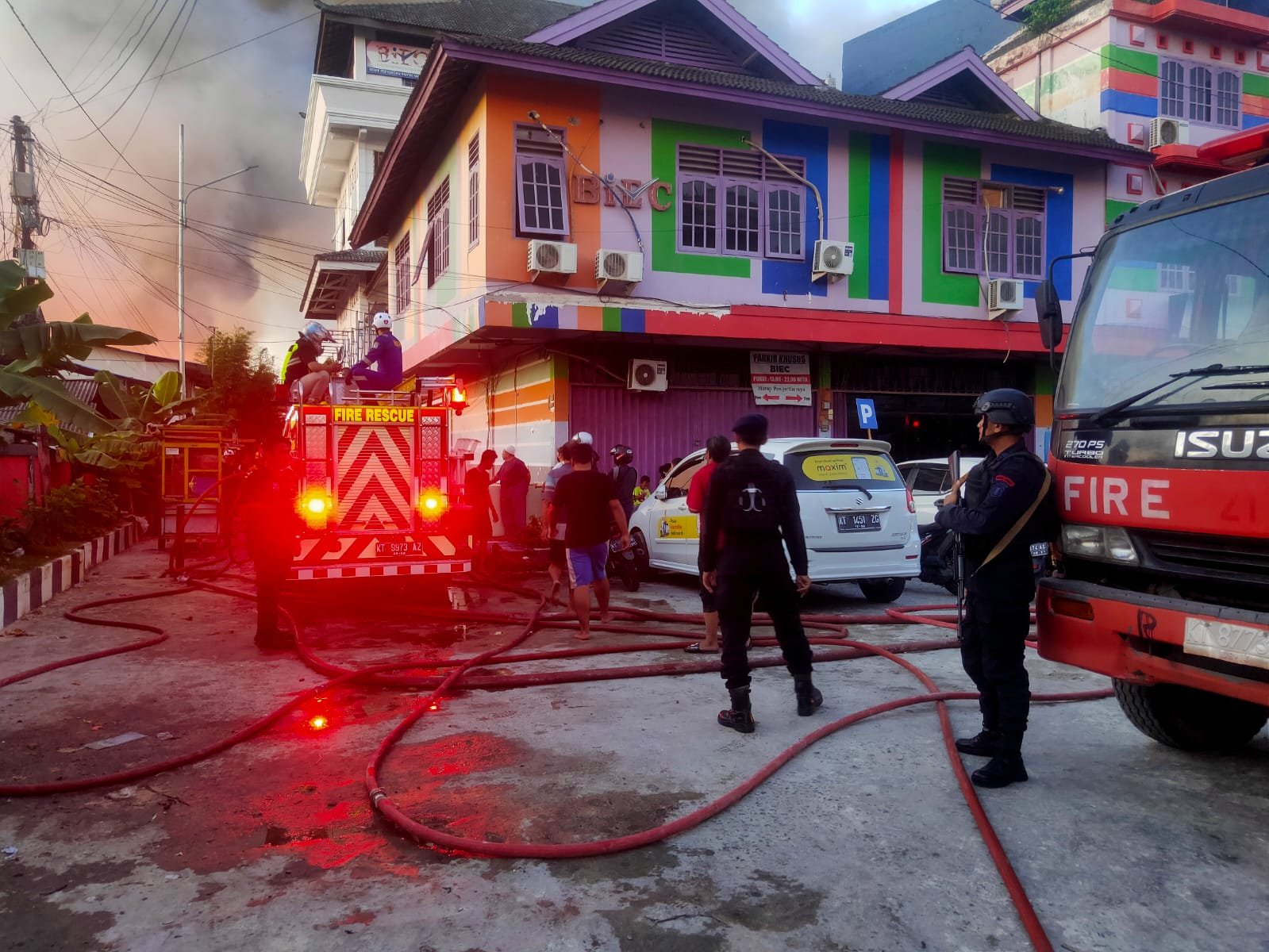 WhatsApp Image 2024 03 18 at 11.29.54 AM 1 Batalyon A Pelopor Brimob Kaltim Turun Tangan Bantu Damkar di Klandasan dengan 2 Unit AWC dan Tim Respon Bencana PROKALTIM