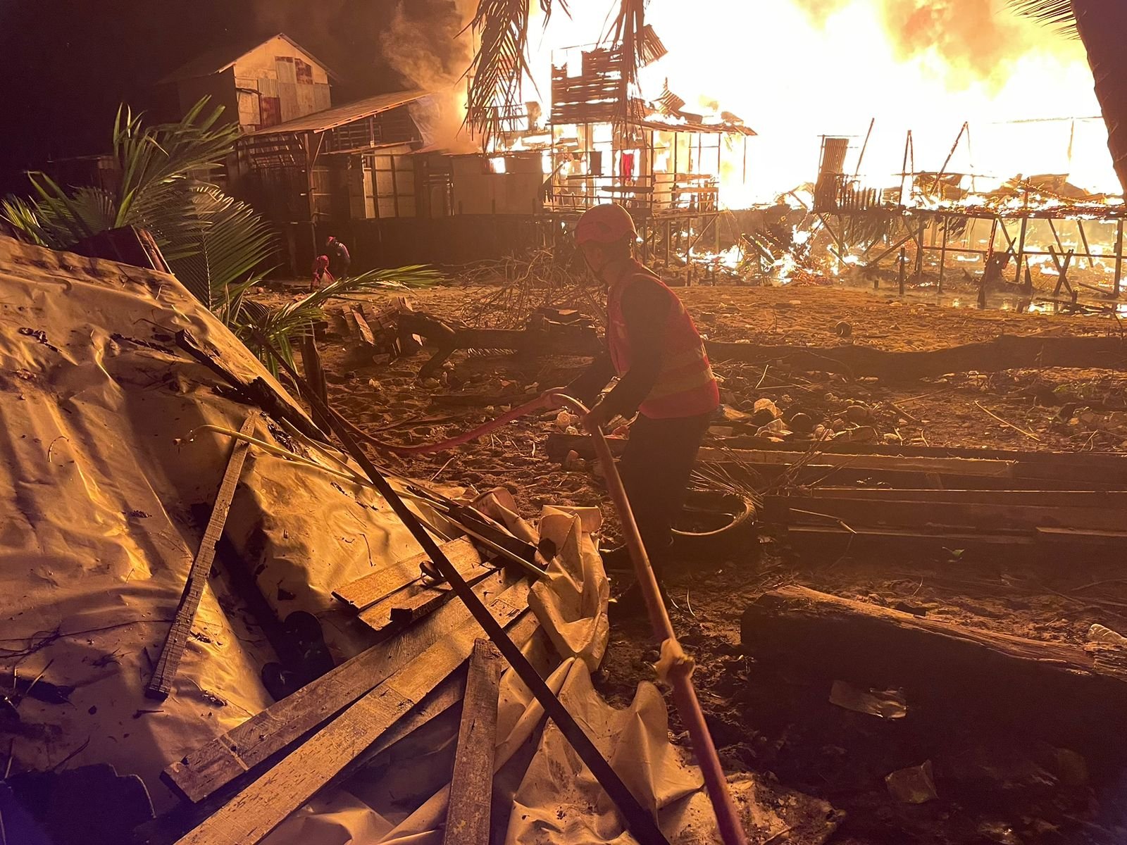 Batalyon A Pelopor Brimob Kaltim Turun Tangan Bantu Damkar di Klandasan dengan 2 Unit AWC dan Tim Respon Bencana PROKALTIM 1 WhatsApp Image 2024 03 18 at 11.29.54 AM Batalyon A Pelopor Brimob Kaltim Turun Tangan Bantu Damkar di Klandasan dengan 2 Unit AWC dan Tim Respon Bencana PROKALTIM