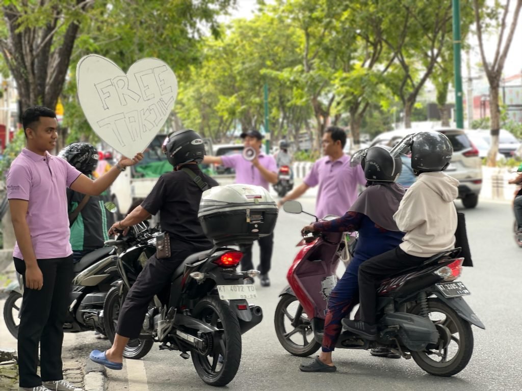 WhatsApp Image 2024 04 02 at 2.04.37 PM Bagikan 600 Takjil Gratis, di HUT Hotel Midtown Xpress Balikpapan Berbagi ke Pengguna Jalan PROKALTIM