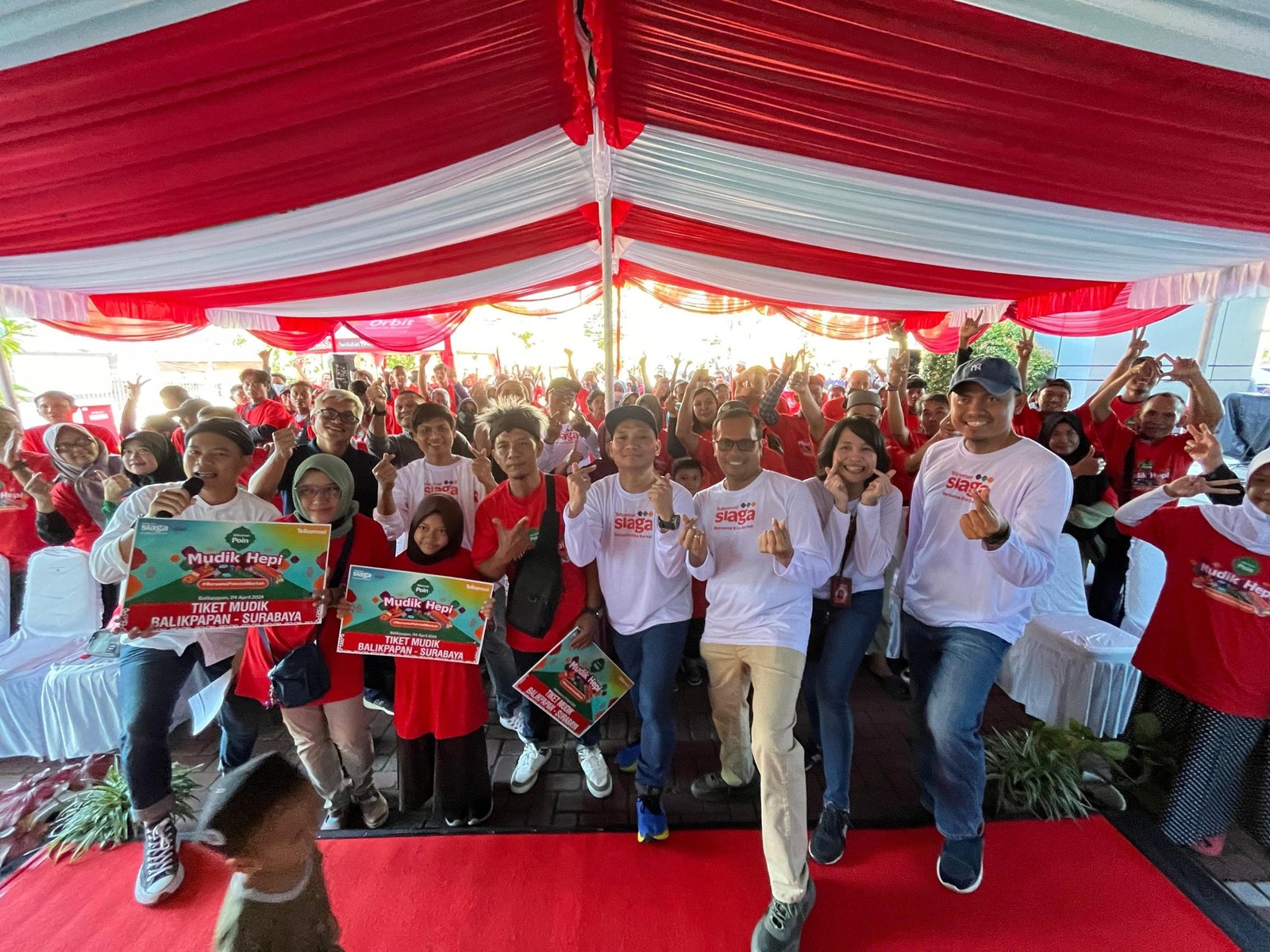 Telkomsel Siaga RAFI 2024, Hadirkan Program Mudik Hepi Berangkatkan 200 Pemudik Rute Balikpapan-Surabaya PROKALTIM 2 Telkomsel menghadirkan program Mudik Hepi Telkomsel Poin yang mengajak para pelanggan setia menukarkan Telkomsel Poin yang dimiliki untuk dijadikan tiket mudik gratis bagi masyarakat yang membutuhkan. Sebanyak 200 pemudik rute Balikpapan - Surabaya hadir pada pelepasan peserta Mudik Hepi Telkomsel Poin yang dilakukan secara simbolis oleh GM Consumer Business Region Kalimantan Muhammad Asrullah dan GM Region Network Operations and Productivity Kalimantan Fredy H Tambunan.