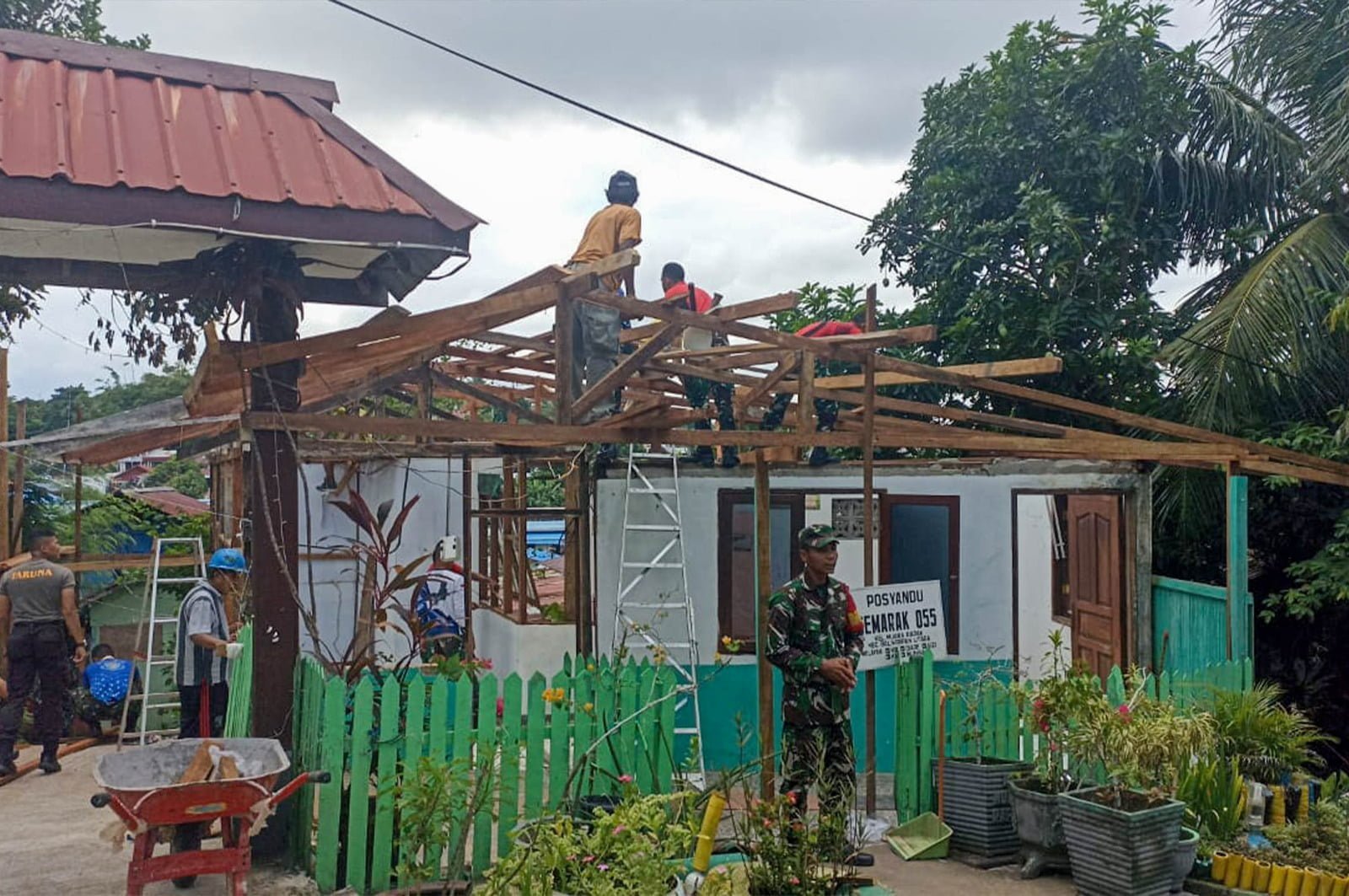 SEMANGAT GOTONG ROYONG: Para Taruna Akademi TNI, Akpol, PSSN, Praja IPDN dan Kadet Unhan RI peserta Latsitarda Nusantara ke 44 dan Warga RT 55 Muara Rapak Bersatu Perbaiki Posyandu Rusak, bertempat di kelurahan Muara Rapak, Balikpapan, pada Jumat(10/5/2024).