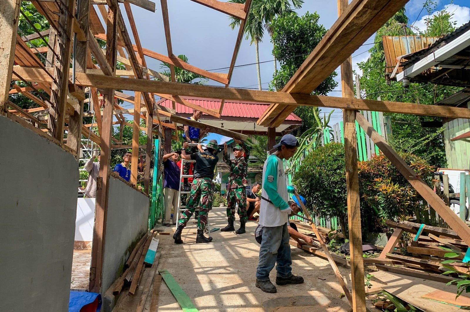 WhatsApp Image 2024 05 11 at 19.42.17 Warga Muara Rapak Sambut Taruna Latsitarda Nusantara Renovasi Posyandu Rusak PROKALTIM