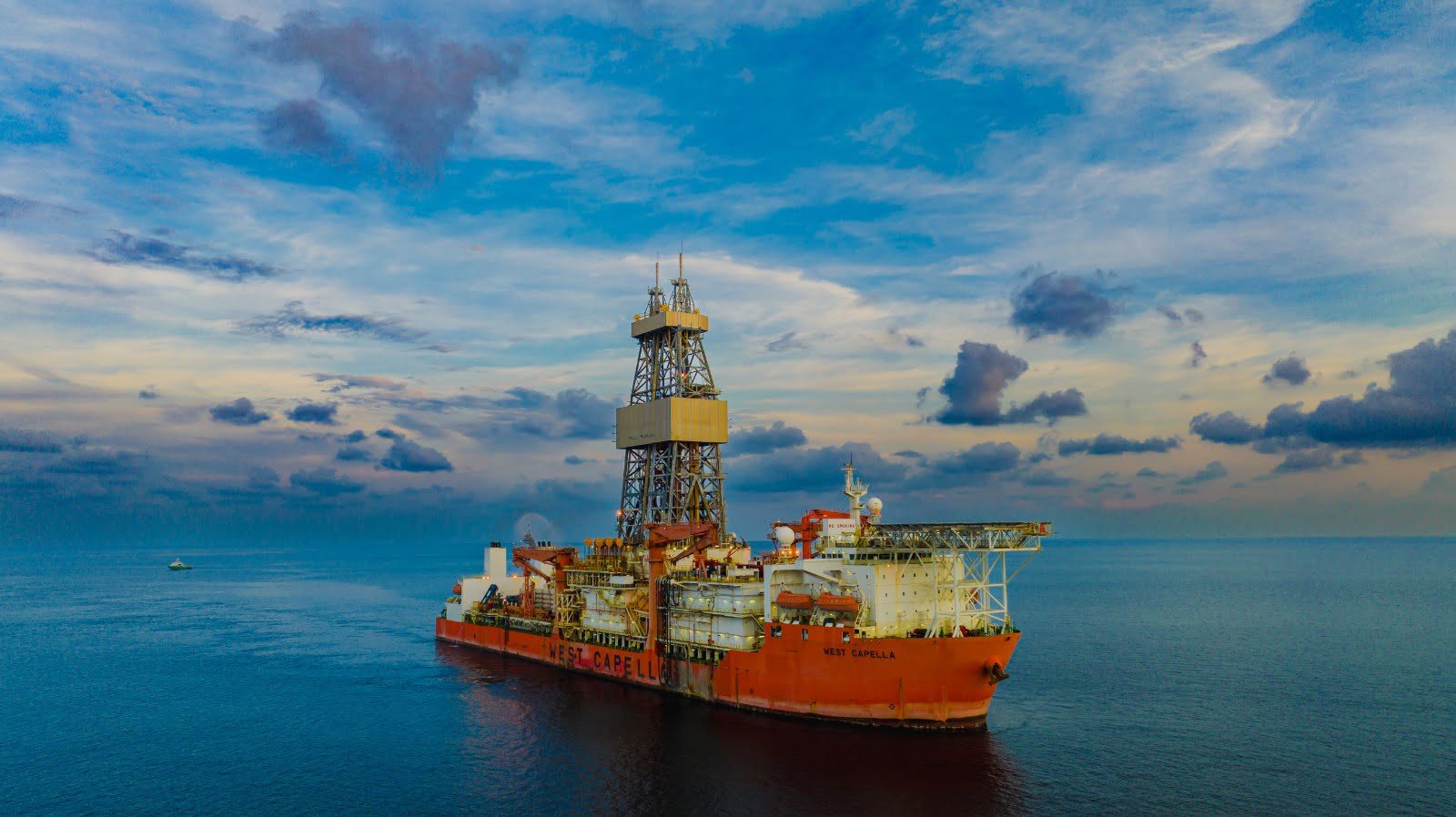 West Capella Drillship yang digunakan untuk pengeboran sumur eksplorasi laut dalam Layaran-1 and Tangkulo-1