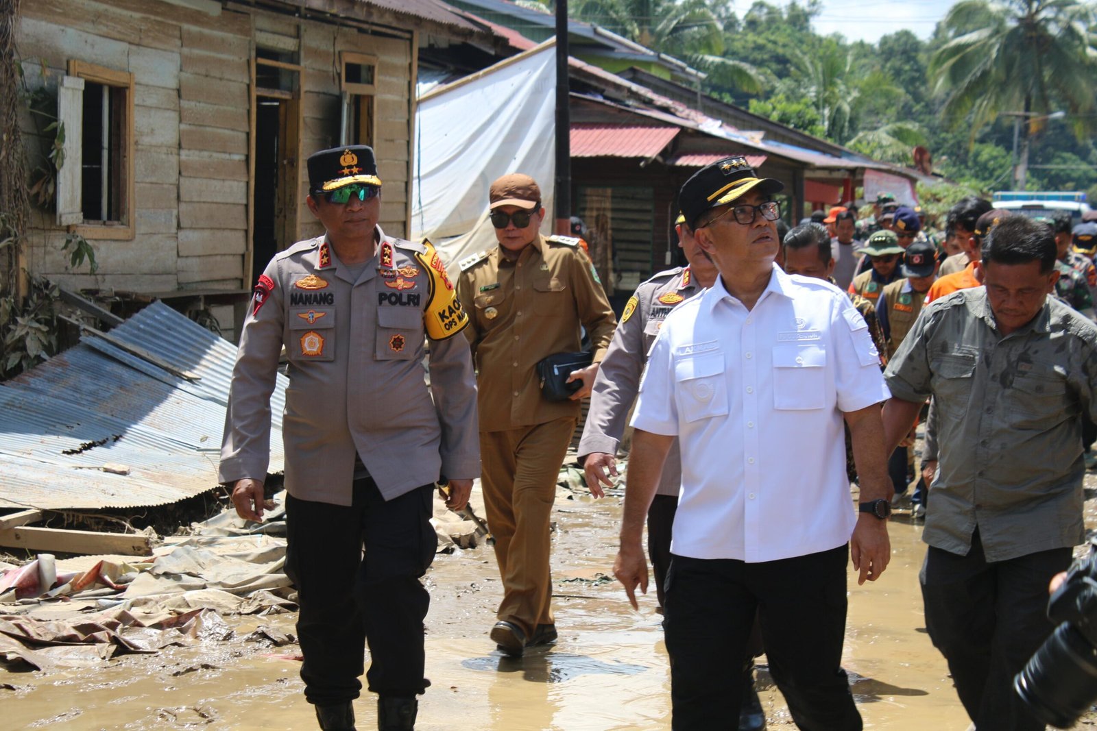 Kapolda Kaltim dan Pj Gubernur Tinjau Lokasi Banjir di Kampung Ujoh Bilang, Kabupaten Mahakam Ulu PROKALTIM 1 WhatsApp Image 2024 05 19 at 22.22.52 scaled Kapolda Kaltim dan Pj Gubernur Tinjau Lokasi Banjir di Kampung Ujoh Bilang, Kabupaten Mahakam Ulu PROKALTIM