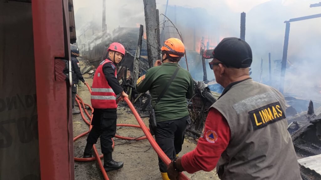 WhatsApp Image 2024 05 23 at 13.43.22 Respon Cepat, Brimob Batalyon A Pelopor Bantu Padamkan Kebakaran di Gn. Empat Balikpapan PROKALTIM