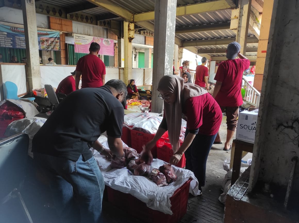 WhatsApp Image 2024 06 19 at 17.19.48 Idul Adha 2024, Pedagang Rapak Plaza Sembelih 23 Ekor Sapi dan 2 Ekor Kambing untuk Pedagang dan Masyarakat Sekitar Rapak Plaza PROKALTIM