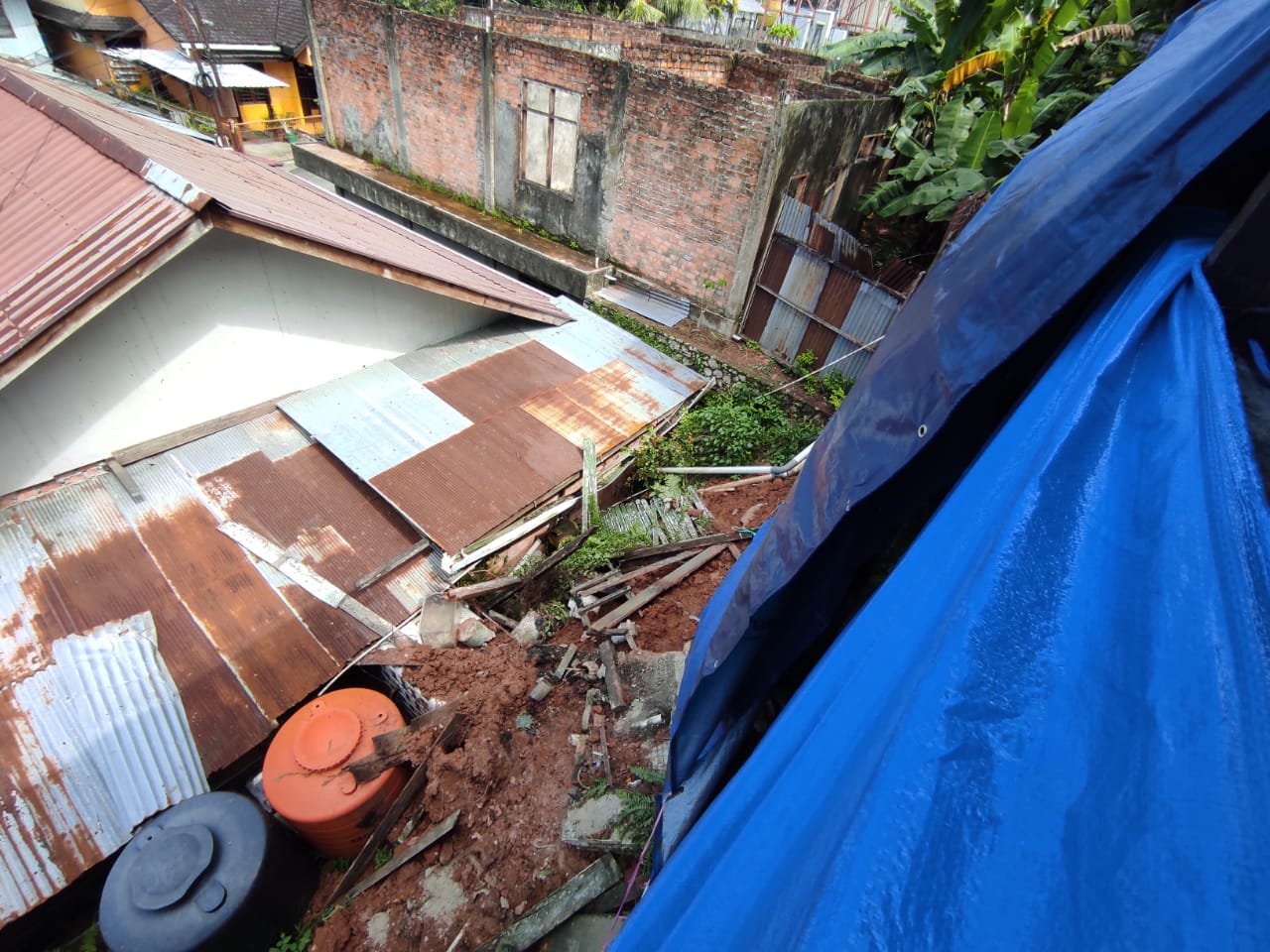 Anggota DPRD, Wiranata Oey Kunjungi Rumah Warga yang Longsor di RT 22 dan RT 47 Sumber Rejo PROKALTIM 1 WhatsApp Image 2024 06 25 at 22.29.06 Anggota DPRD, Wiranata Oey Kunjungi Rumah Warga yang Longsor di RT 22 dan RT 47 Sumber Rejo PROKALTIM