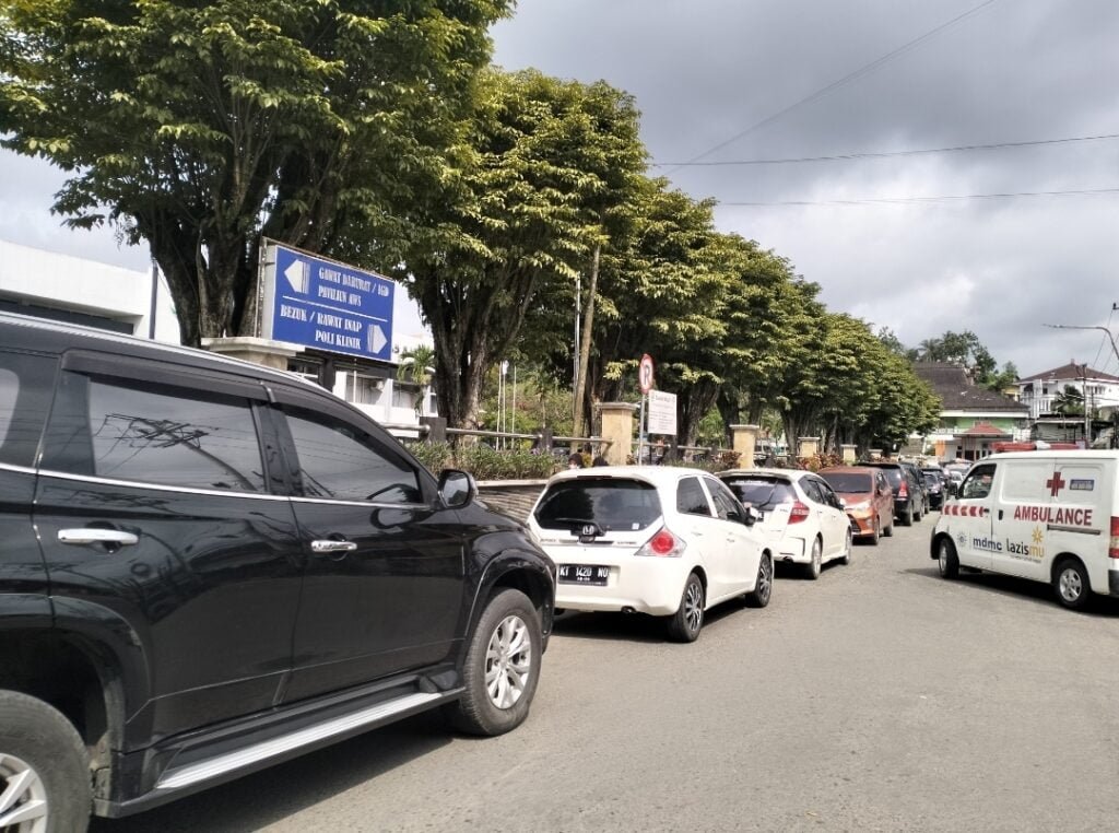 IMG 20240721 172340 Jalur Emergency Menuju RSUD AWS Jadi Parkir Binaan, Dishub: Pemilik Apotek Sudah Minta Izin PROKALTIM