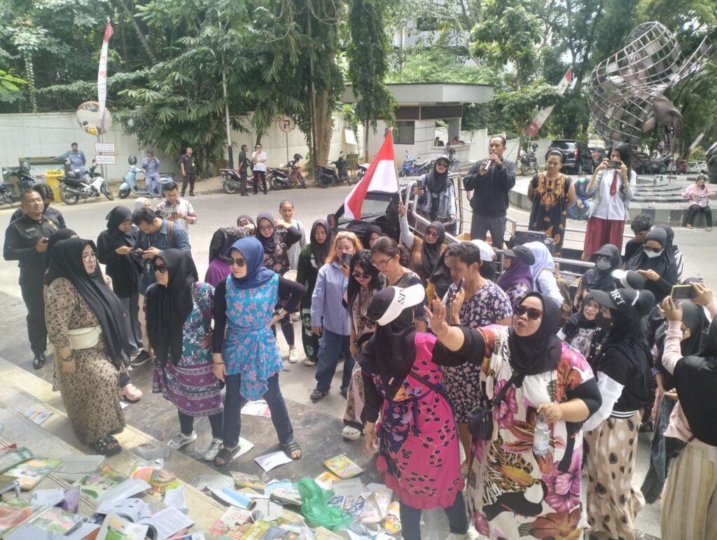 IMG20240801110536 Polemik Jual Beli Buku, Emak-emak Bedaster Gruduk Balaikota Samarinda PROKALTIM