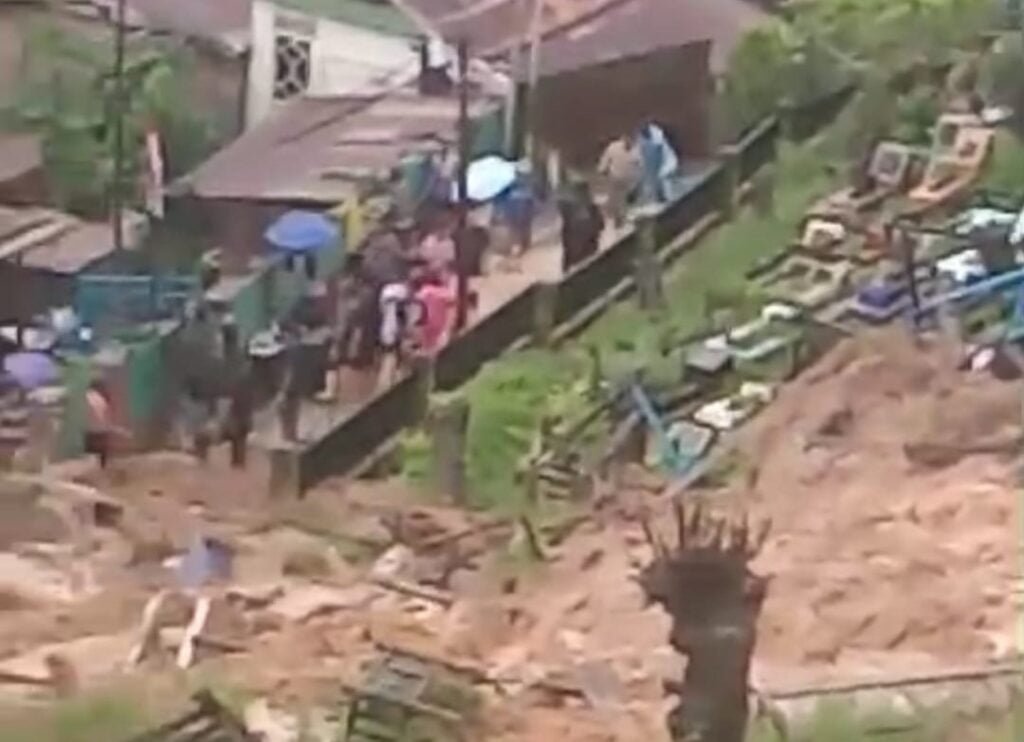 WhatsApp Image 2024 08 09 at 13.20.10 TPU Gunung Guntur Longsor, Diduga Ada Korban Pengendara Motor Tertimbun Tanah PROKALTIM