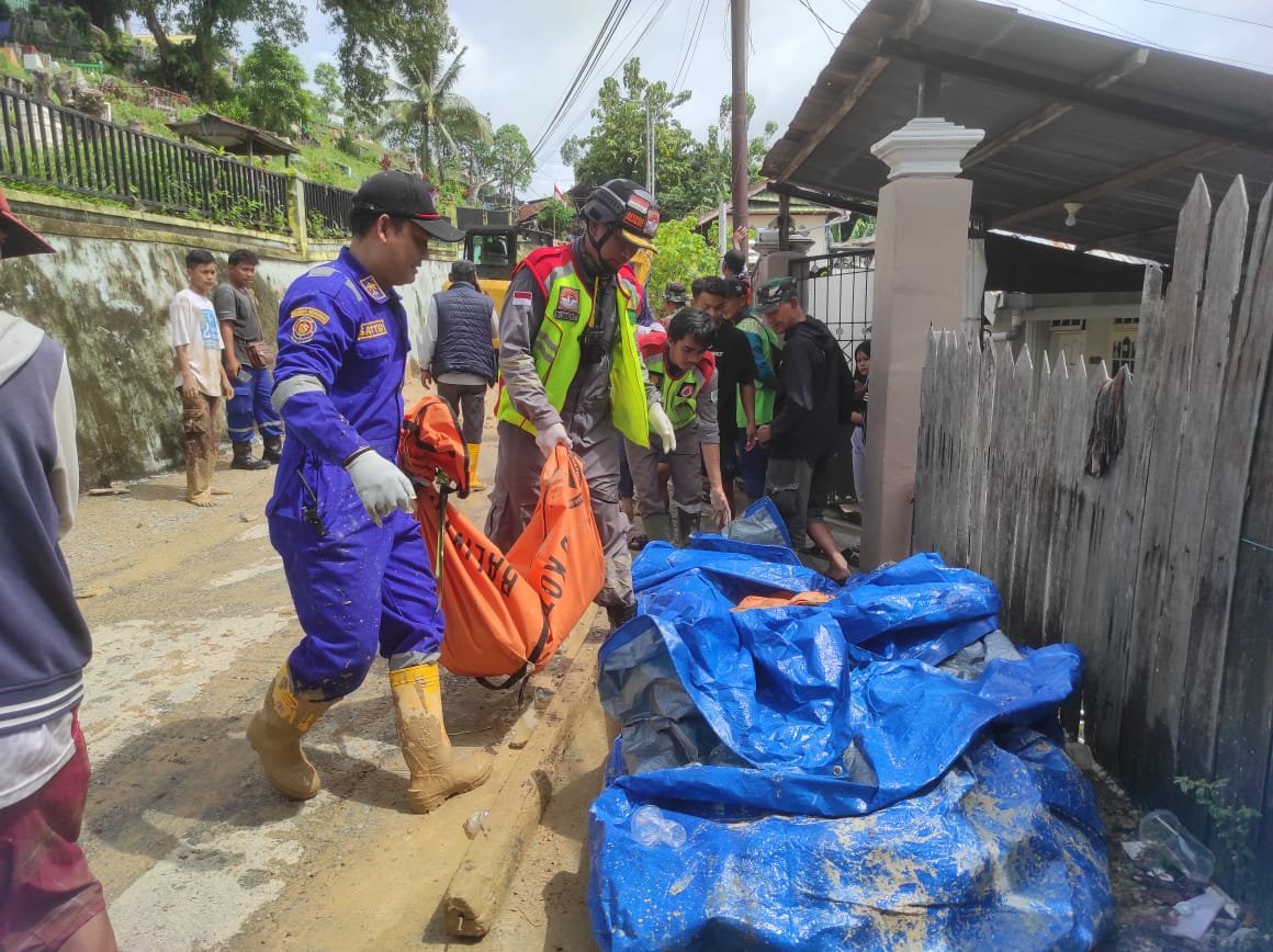 Sudah 2 Kali Longsor, 11 Tengkorak Jenazah Longsor TPU Gn Guntur Ditemukan PROKALTIM 1 WhatsApp Image 2024 08 09 at 19.07.44 Sudah 2 Kali Longsor, 11 Tengkorak Jenazah Longsor TPU Gn Guntur Ditemukan PROKALTIM