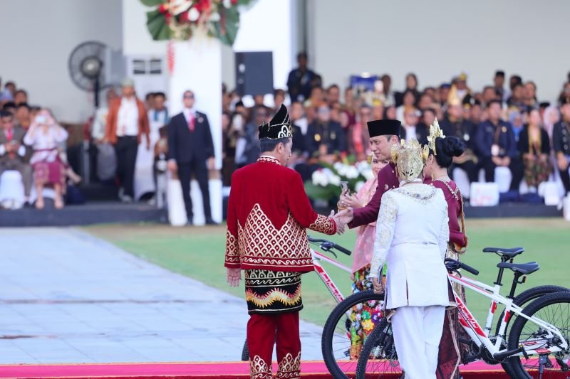 WhatsApp Image 2024 08 18 at 15.22.55 Menangkan Busana Adat Terbaik pada Upacara Penurunan Bendera Sang Merah Putih, Menteri AHY: Tradisi yang Baik untuk Lestarikan Budaya PROKALTIM