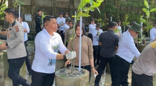 WhatsApp Image 2024 09 04 at 19.36.15 Peringati Hari Bhayangkara Ke-78 dan HUT Polwan ke 76, Dansat Brimob Dampingi Kapolda Kaltim Tanam Mangrove di Pantai Stalkuda PROKALTIM