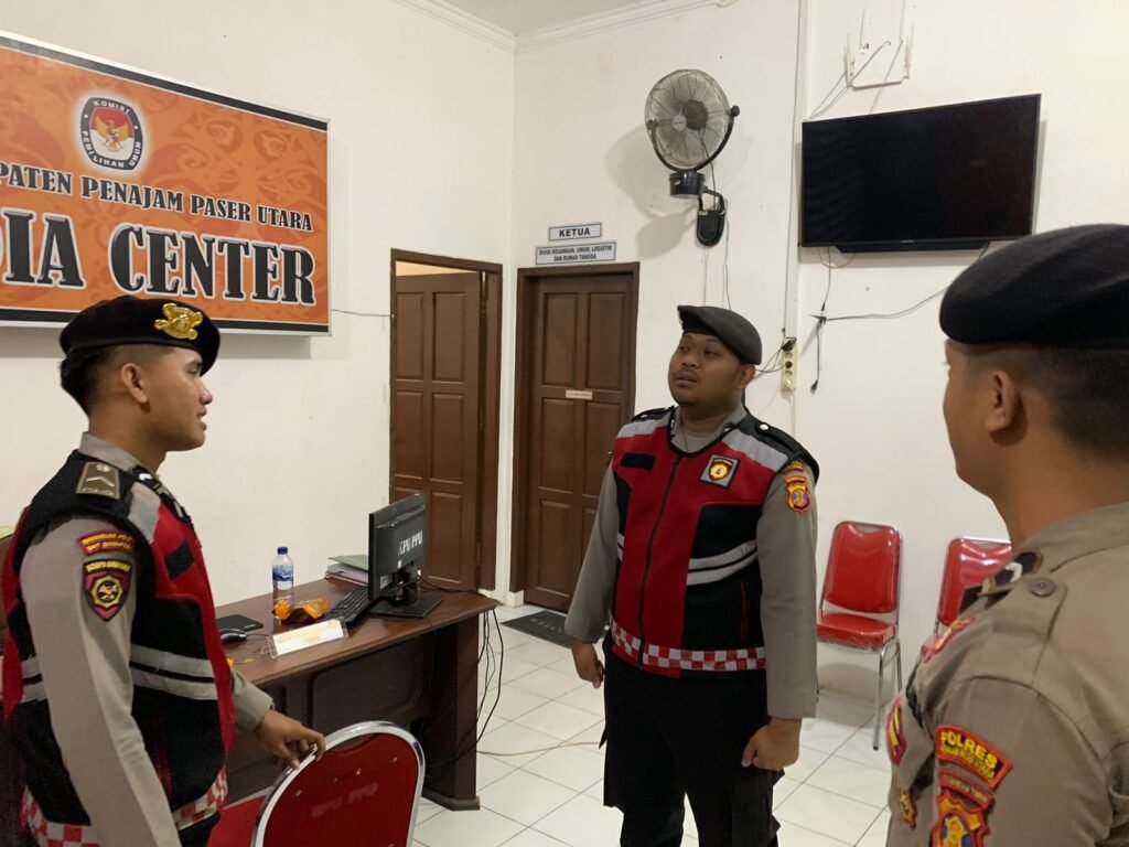 WhatsApp Image 2024 09 17 at 21.48.32 Cegah Gangguan Kamtibmas Masa Pilkada 2024 Polres PPU Lakukan Patroli Rutin di Kantor Bawaslu PROKALTIM