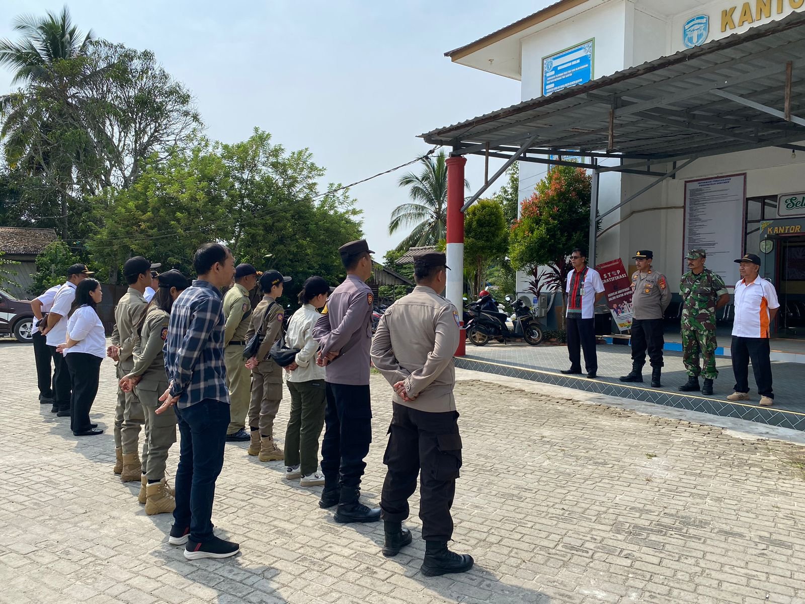 Kegiatan Apel dan Patroli 3 Pilar di Wilayah Hukum Polsek Melak: Membangun Sinergi untuk Keamanan Pilkada 2024 PROKALTIM 1 WhatsApp Image 2024 09 22 at 19.23.23 Kegiatan Apel dan Patroli 3 Pilar di Wilayah Hukum Polsek Melak: Membangun Sinergi untuk Keamanan Pilkada 2024 PROKALTIM