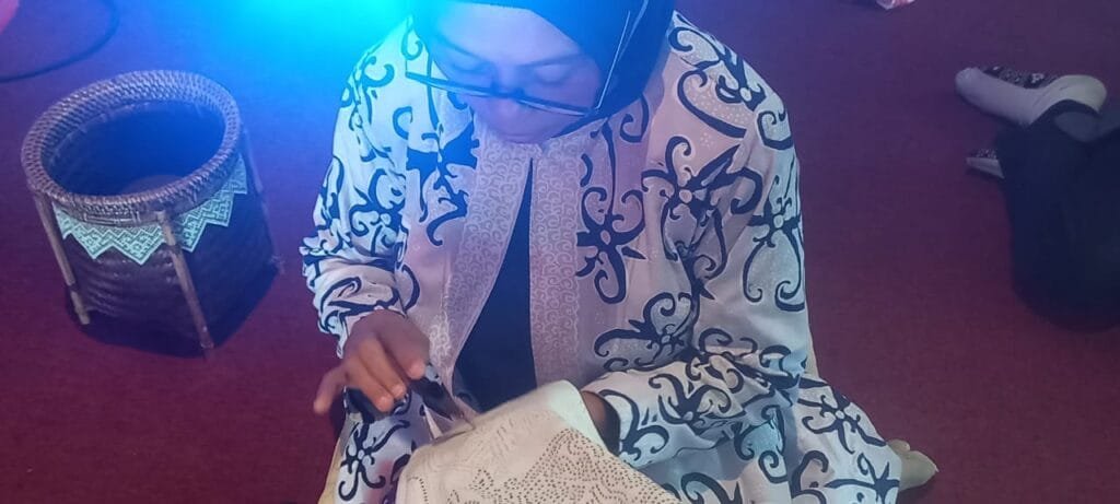 WhatsApp Image 2024 10 02 at 21.35.55 Swiss-Belhotel Balikpapan Peringati Hari Batik Nasional dan Menggelar Pameran Batik Tulis Kalimantan Karya Lilis Suryani PROKALTIM