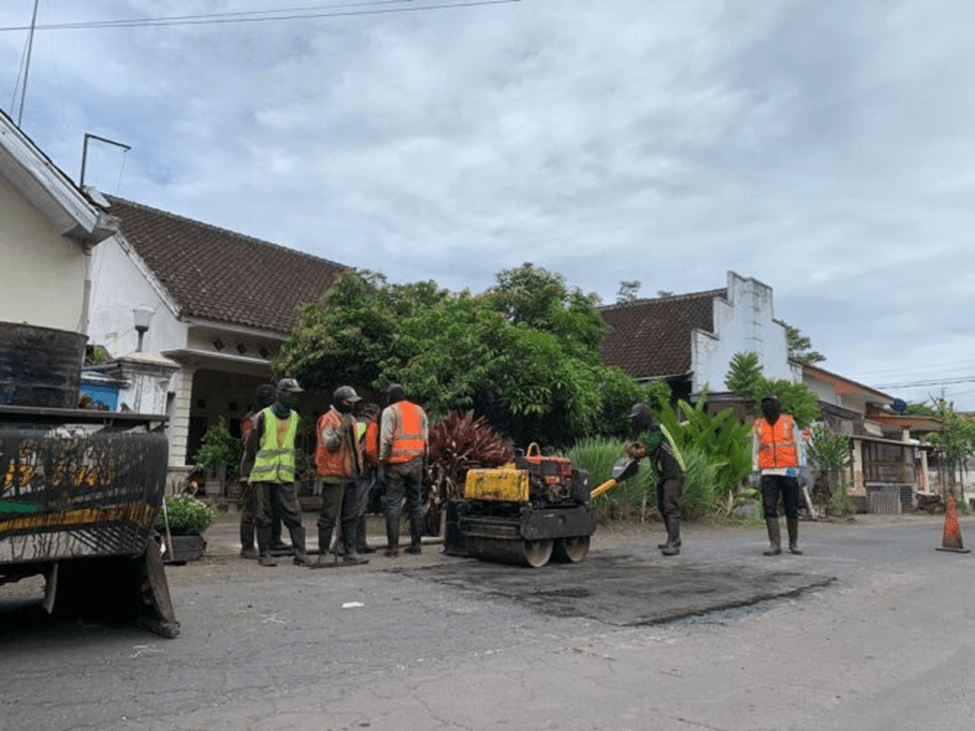 image 2024 10 12 120724729 Minimalisir Potensi Kecelakaan, Dinas PUPR PPU Terus Melakukan Perawatan Jalan PROKALTIM