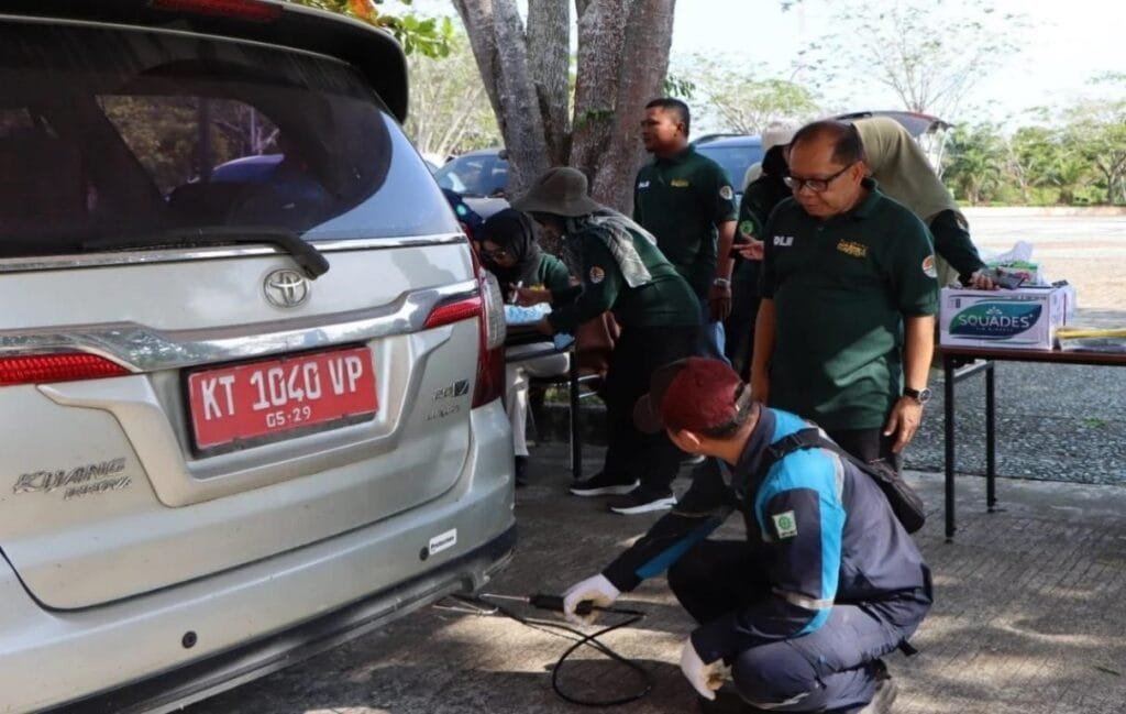 Proses uji emisi kendaraan dinas milik pemerintah daerah PPU.