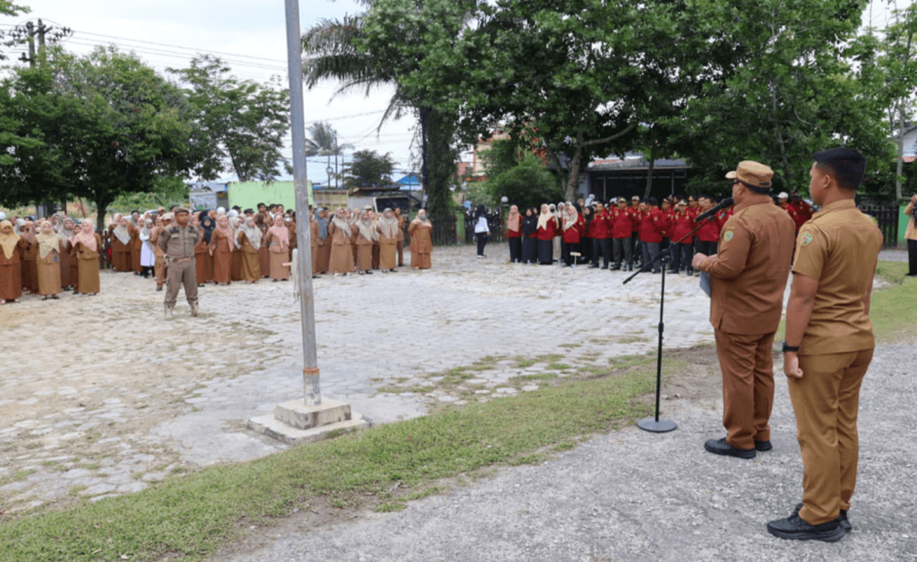 Pj Bupati PPU Mauhammad Zainal Arifin memimpin apel gabungan di Kecamatan Babulu. (Humas)