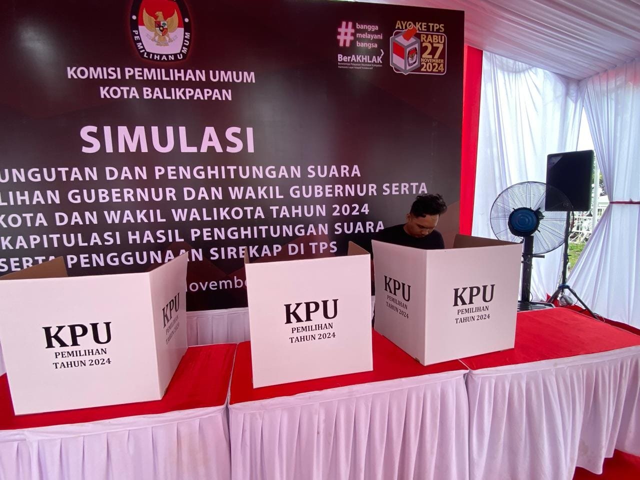 WhatsApp Image 2024 11 07 at 22.24.41 KPU Balikpapan Gelar Simulasi Pemungutan dan Penghitungan Suara di Halaman Kantor KPU PROKALTIM