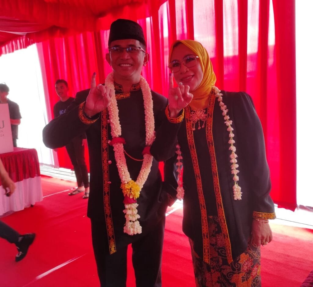 WhatsApp Image 2024 11 27 at 16.11.27 Calon Wali Kota Balikpapan Petahana Rahmad Mas'ud Bersama Istri Nyoblos di TPS 004 Baru Tengah Disambut dengan Tarian Mahligai PROKALTIM