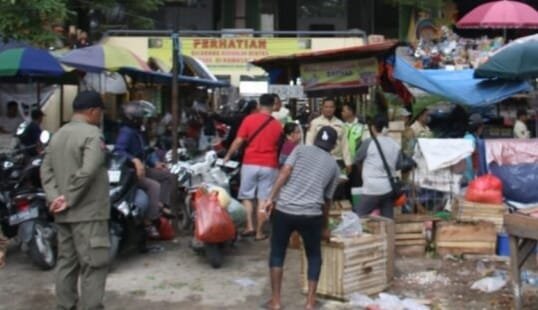WhatsApp Image 2024 12 04 at 21.33.15 Satpol PP Bersama Tim Gabungan Kembali Menertibkan PKL di Areal Pasar Pandansari Balikpapan PROKALTIM