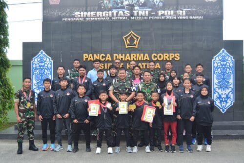 WhatsApp Image 2024 12 11 at 13.16.58 1 Danpomdam VI/Mlw Berikan Penghargaan dan Dana Pembinaan kepada Atlet Karate Inkai Dojo Pomdam VI/Mlw yang Berprestasi PROKALTIM