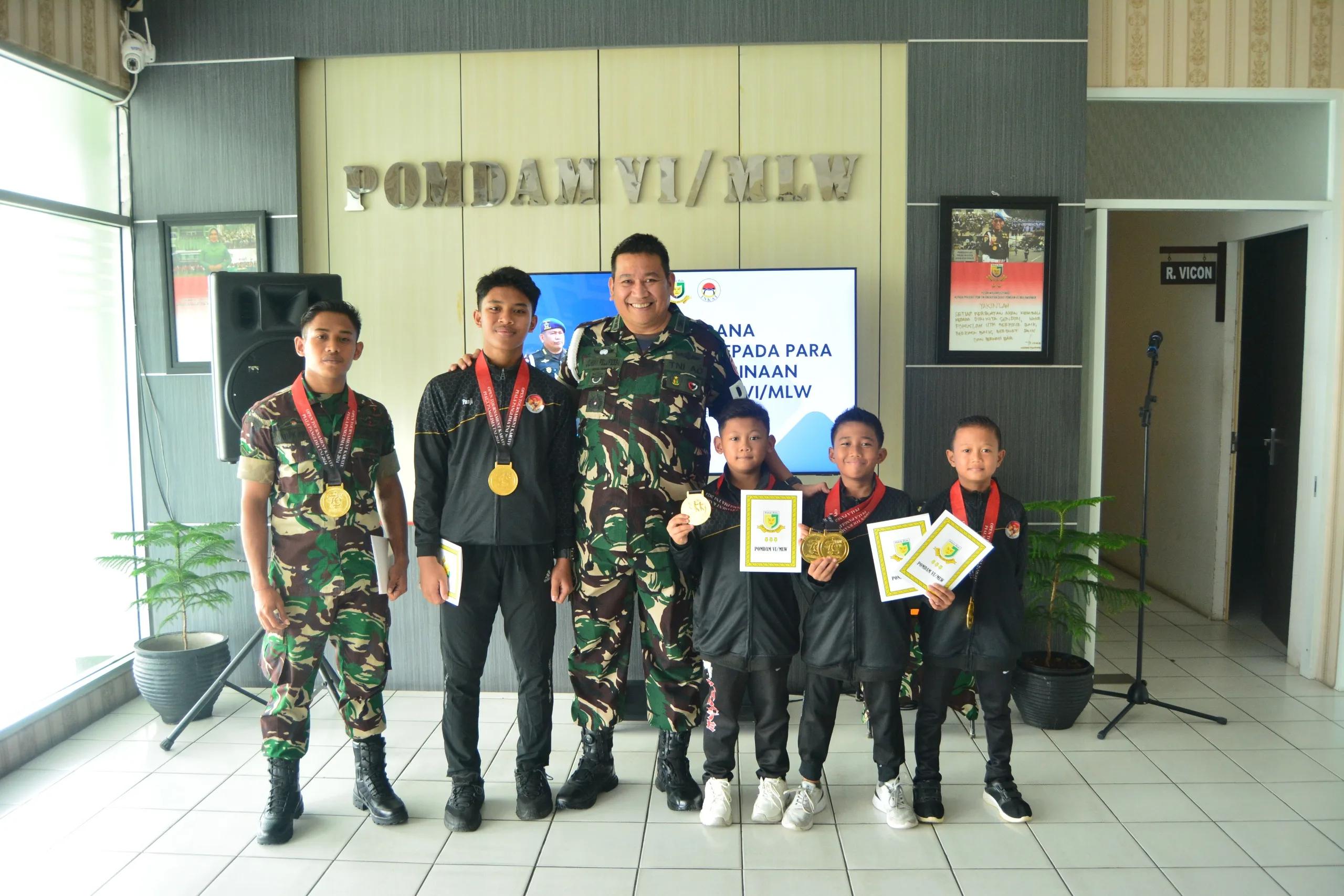 Danpomdam VI/Mlw Berikan Penghargaan dan Dana Pembinaan kepada Atlet Karate Inkai Dojo Pomdam VI/Mlw yang Berprestasi PROKALTIM 1 WhatsApp Image 2024 12 11 at 13.16.58 Danpomdam VI/Mlw Berikan Penghargaan dan Dana Pembinaan kepada Atlet Karate Inkai Dojo Pomdam VI/Mlw yang Berprestasi PROKALTIM