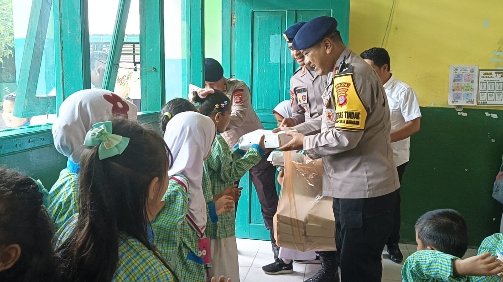 WhatsApp Image 2024 12 12 at 07.20.18 Batalyon A Brimob Kaltim Gandeng Pemprov Kaltim Gelar Simulasi Makan Bergizi Gratis di SDN 010 Balikpapan PROKALTIM
