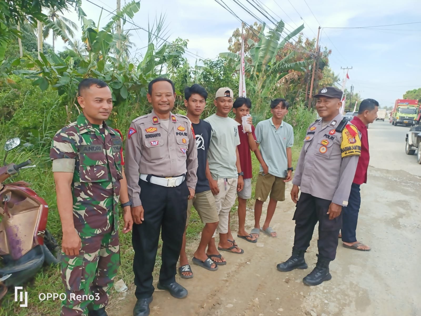 Polsek Samboja Gelar Patroli Dialogis Gabungan Tiga Pilar untuk Jaga Stabilitas Pasca Pilkada PROKALTIM 1 WhatsApp Image 2024 12 12 at 13.51.11 Polsek Samboja Gelar Patroli Dialogis Gabungan Tiga Pilar untuk Jaga Stabilitas Pasca Pilkada PROKALTIM