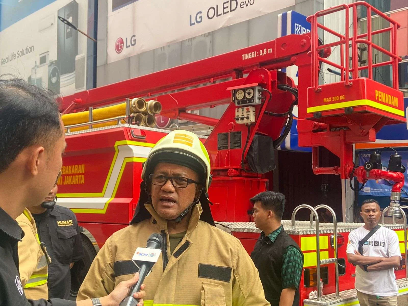 Satriadi Gunawan 5 Proses Pendinginan Kebakaran Glodok Plaza, Tim Damkar Fokus Pencarian Korban PROKALTIM