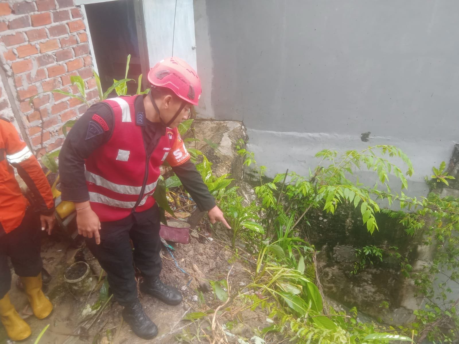 Tim Respon Bencana Batalyon A Pelopor Brimob Polda Kaltim Evakuasi Korban Longsor di Balikpapan PROKALTIM 1 WhatsApp Image 2025 01 26 at 15.21.22 Tim Respon Bencana Batalyon A Pelopor Brimob Polda Kaltim Evakuasi Korban Longsor di Balikpapan PROKALTIM