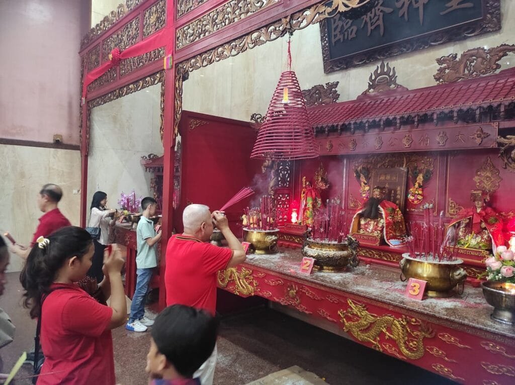 WhatsApp Image 2025 01 29 at 22.08.32 Perayaan Imlek 2576 Kongzili di Kelenteng Guang De Miao Balikpapan: Doa untuk Keamanan, Ekonomi, dan Proyek IKN PROKALTIM