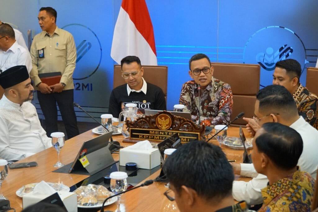 Abdul Kadir Karding 1 KemenP2MI Audiensi dengan Raffi Ahmad dan Influencer Medsos, Bahas Tren #KaburAjaDulu PROKALTIM