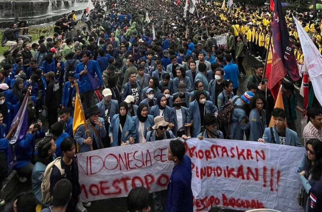 Aksi Indonesia Gelap jacjackparrr Aksi “Indonesia Gelap” Desak Reformasi Kepolisian dan Evaluasi Program Pemerintah PROKALTIM