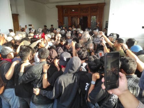 Mahasiswa Balikpapan Gelar Aksi Protes di Depan Gedung DPRD, Soroti Kebijakan Pemerintah Nasional dan Masalah Lokal PROKALTIM 2 WhatsApp Image 2025 02 21 at 20.34.34 Mahasiswa Balikpapan Gelar Aksi Protes di Depan Gedung DPRD, Soroti Kebijakan Pemerintah Nasional dan Masalah Lokal PROKALTIM