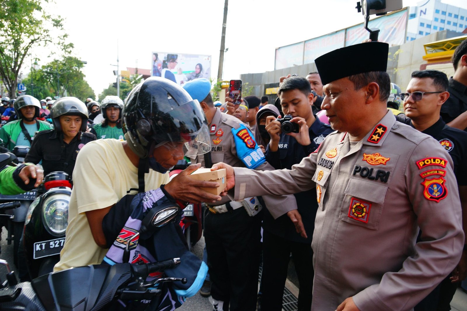 Bersama Teman-Teman Media, Kapolda Kaltim Bagikan Ratusan Takjil Gratis Kepada Masyarakat PROKALTIM 1 WhatsApp Image 2025 03 15 at 04.15.12 scaled Bersama Teman-Teman Media, Kapolda Kaltim Bagikan Ratusan Takjil Gratis Kepada Masyarakat PROKALTIM