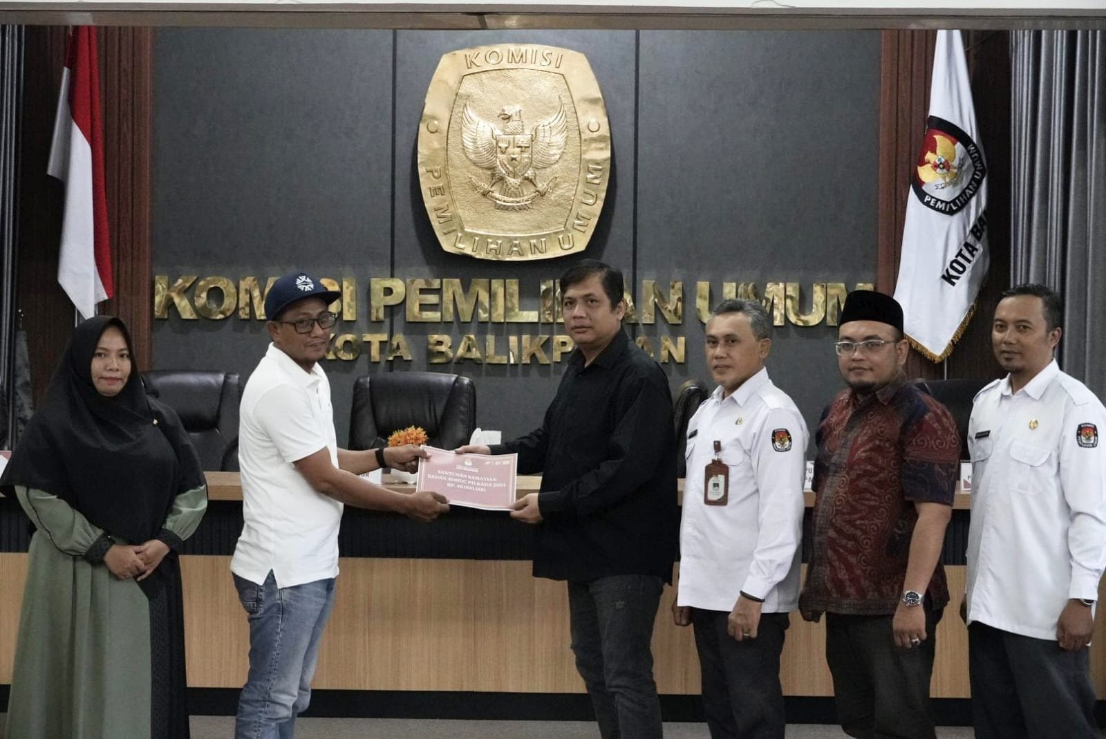 KPU Kota Balikpapan Serahkan Santunan bagi Badan Adhoc yang Alami Kecelakaan Kerja dan Meninggal Saat Bertugas PROKALTIM 1 WhatsApp Image 2025 03 25 at 15.26.57 KPU Kota Balikpapan Serahkan Santunan bagi Badan Adhoc yang Alami Kecelakaan Kerja dan Meninggal Saat Bertugas PROKALTIM