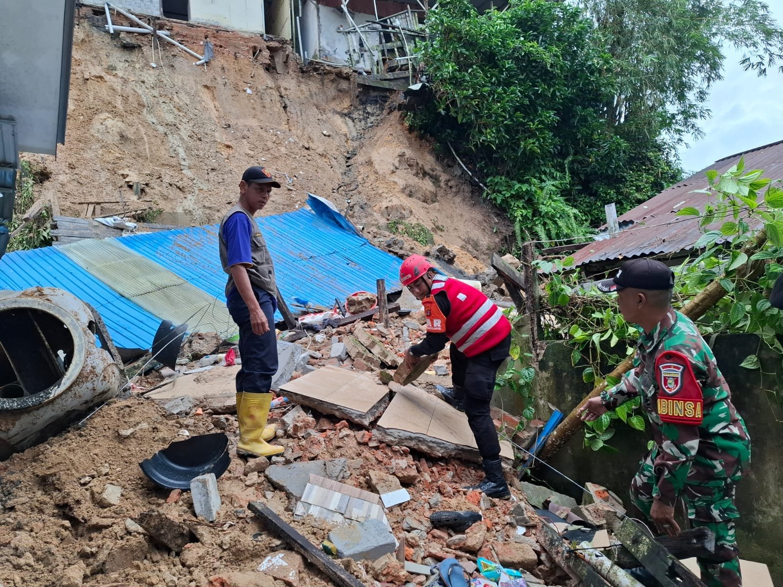 WhatsApp Image 2025 04 18 at 13.47.36 Brimob Kaltim Tanggap Cepat, Datangi Lokasi Tanah Longsor di Jalan Prapatan Balikpapan PROKALTIM