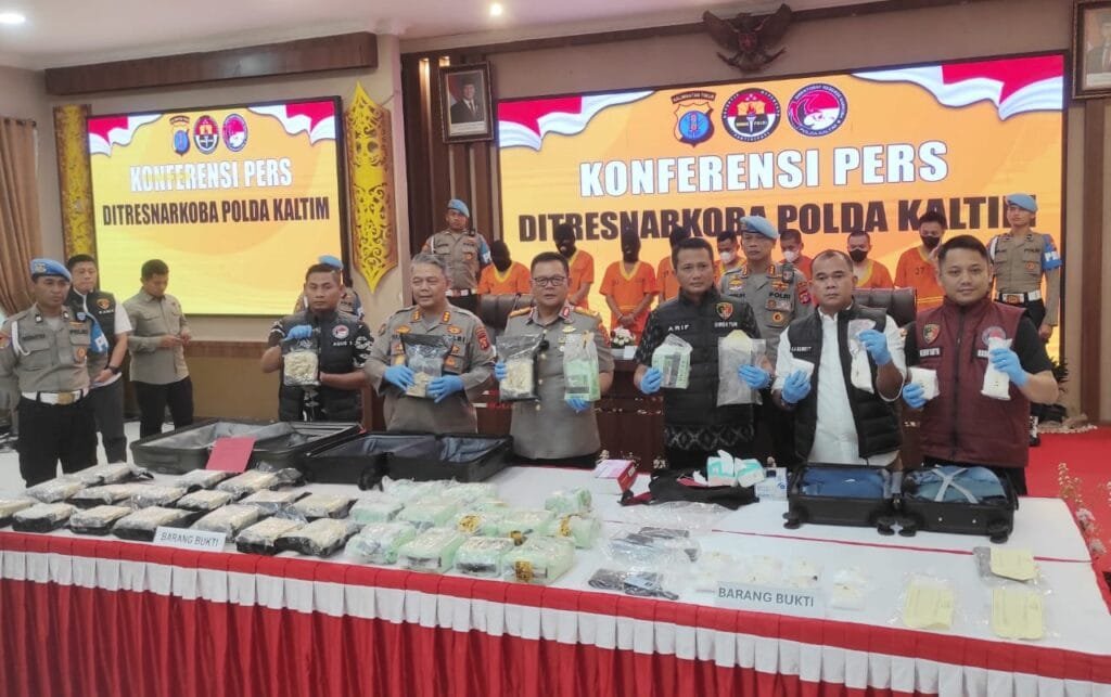 WhatsApp Image 2025 04 25 at 21.03.28 Polda Kaltim Bongkar Jaringan Narkoba Besar: 35,9 Kg Sabu dan 500 Gram Ganja Diamankan PROKALTIM