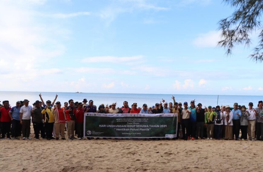 Jaga Lingkungan dari Polusi Sampah Plastik, Pemkab PPU Libatkan Berbagai Pihak Lakukan Bersih-Bersih Pantai